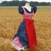 Dirndl auf einem Feld