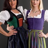 zwei Frauen im Dirndl