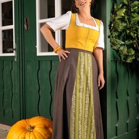 Frau im Dirndl